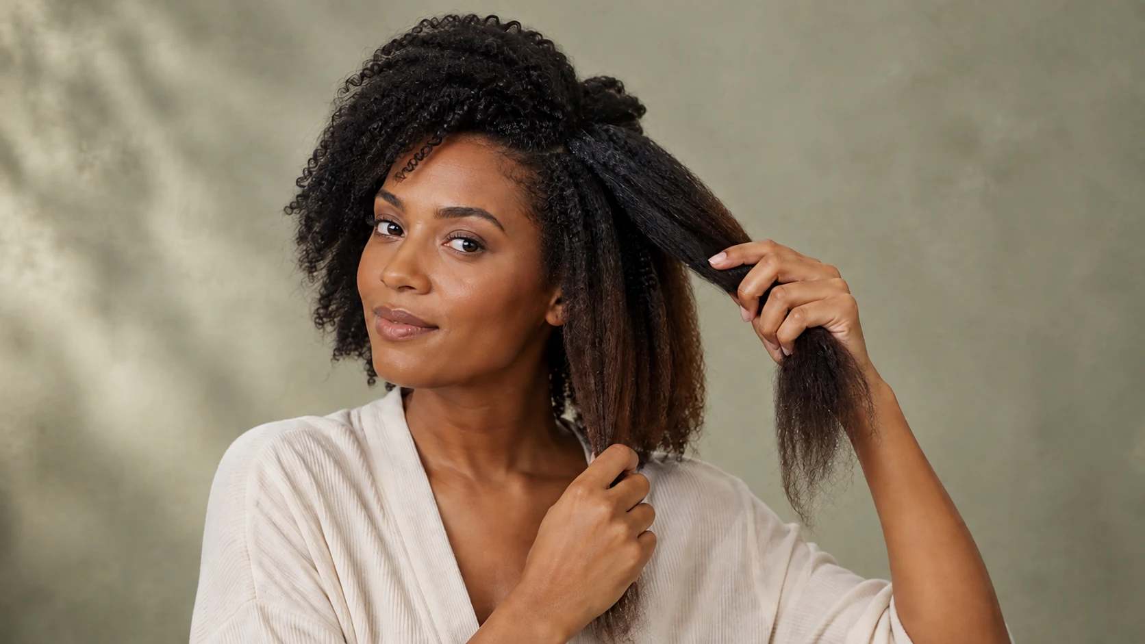 Mulher negra sorrindo com cabelo natural afro, representando autoestima e identidade negra